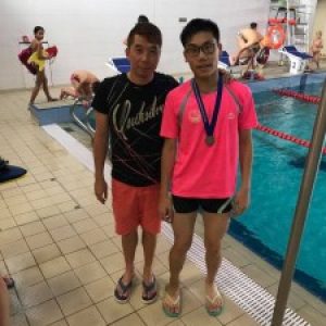 本會泳員陳德浩在香港業餘游泳總會公開水域游泳賽第一部，1700米賽事15-17歳組別第6名