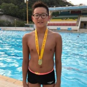 香港業餘游泳總會第二組長池分齡游泳比賽恭賀本區泳員黃海傑 獲得男子11-12歲組100米自由泳 冠軍