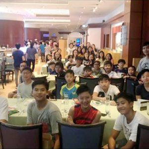 暑假過了一半，為鼓勵泳員努力訓練，教練請各位泳員食buffet，大家團結一致追求進步
