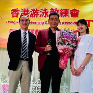 本會總教練張狄勇先生榮獲香港游泳教練會頒發的2018年最佳教練獎，而本會的大師姐歐鎧淳小姐榮獲最佳泳員獎