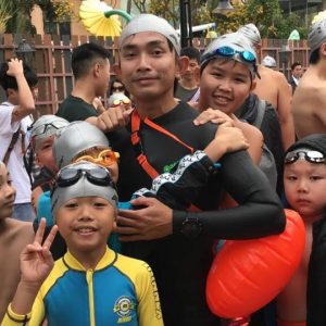 本會陸偉豪教練帶領我們的幼苗隊員參加冬泳比賽暢泳組賽事